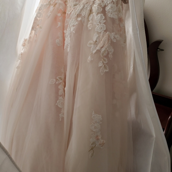 Wedding dress with matching veil - Picture 2 of 7